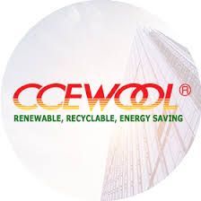 Logotipo de CCEWOOL dentro de un círculo blanco, texto rojo y amarillo, edificios en el fondo.