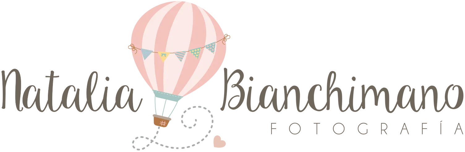 Logotipo de Natalia Bianchimano Fotografia con un globo aerostático rosa y texto cursivo.