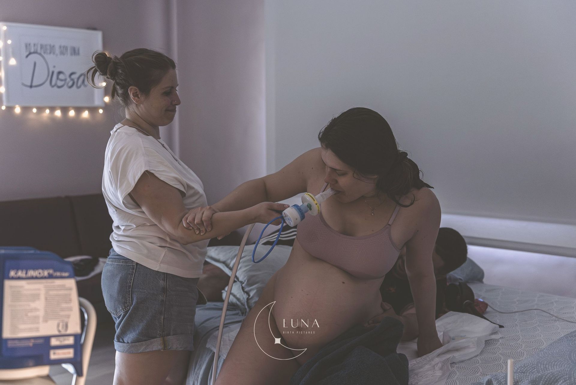 Una mujer embarazada está siendo asistida por su Doula Natalia Bianchimano