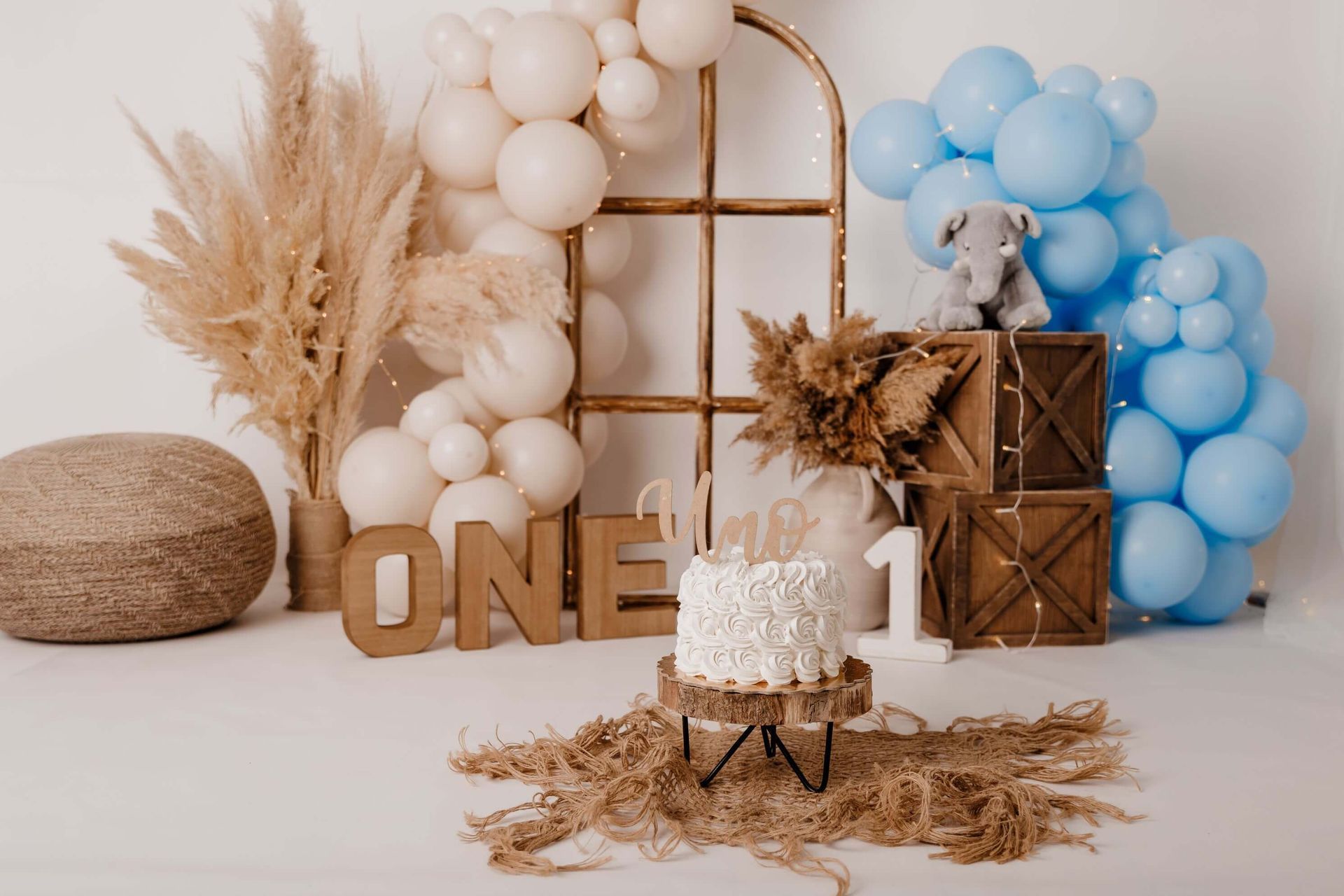 Decorado Smash Cake en estudio en Málaga con pastel , globos y letras “UNO” para primer  cumpleaños
