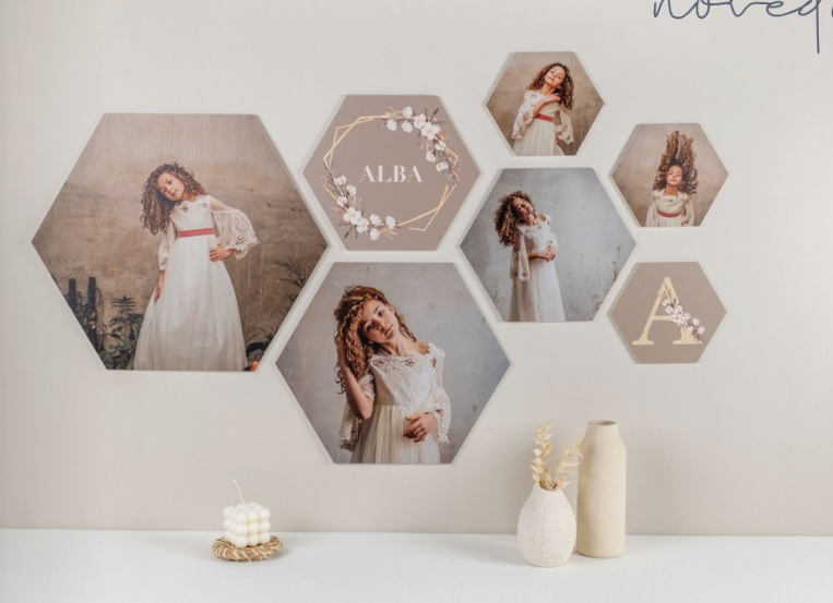 Collage fotográfico hexagonal de una mujer con un vestido blanco, decoración en tonos beige suaves e iniciales doradas en una pared.