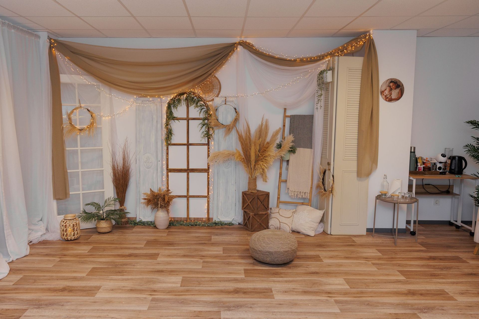 Fondo de estudio de estilo bohemio con cortinas transparentes, hierbas secas, decoración de mimbre y cálido suelo de madera.
