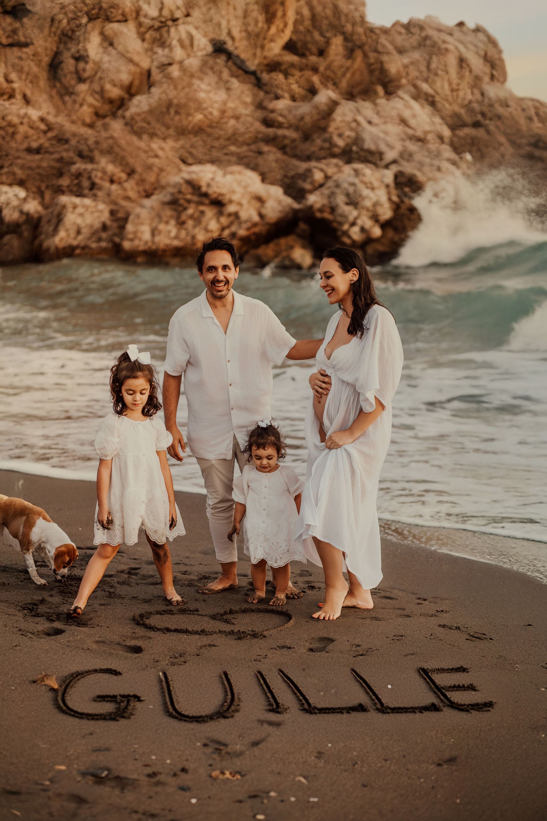 Una familia vestida de blanco se encuentra en una playa, con la palabra