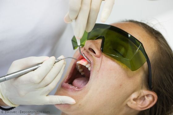 Behandlung von Parodontitis per Dental-Laser