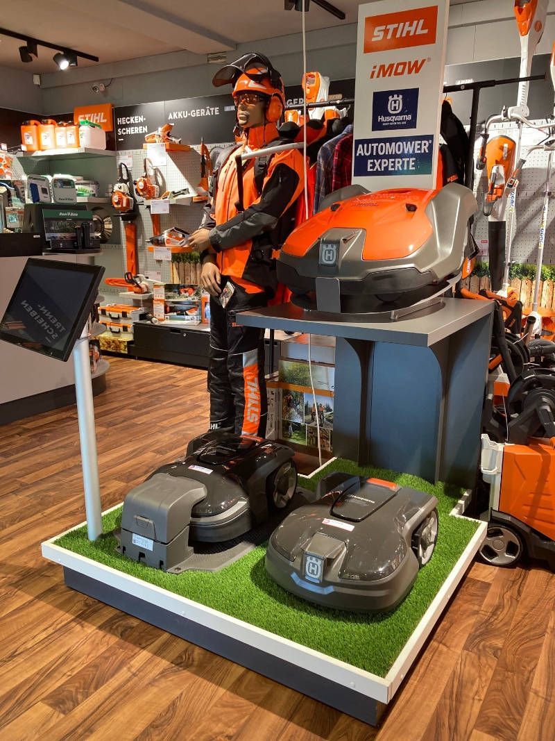 Mähroboter Display Verkaufsraum Poppenberg Gartentechnik