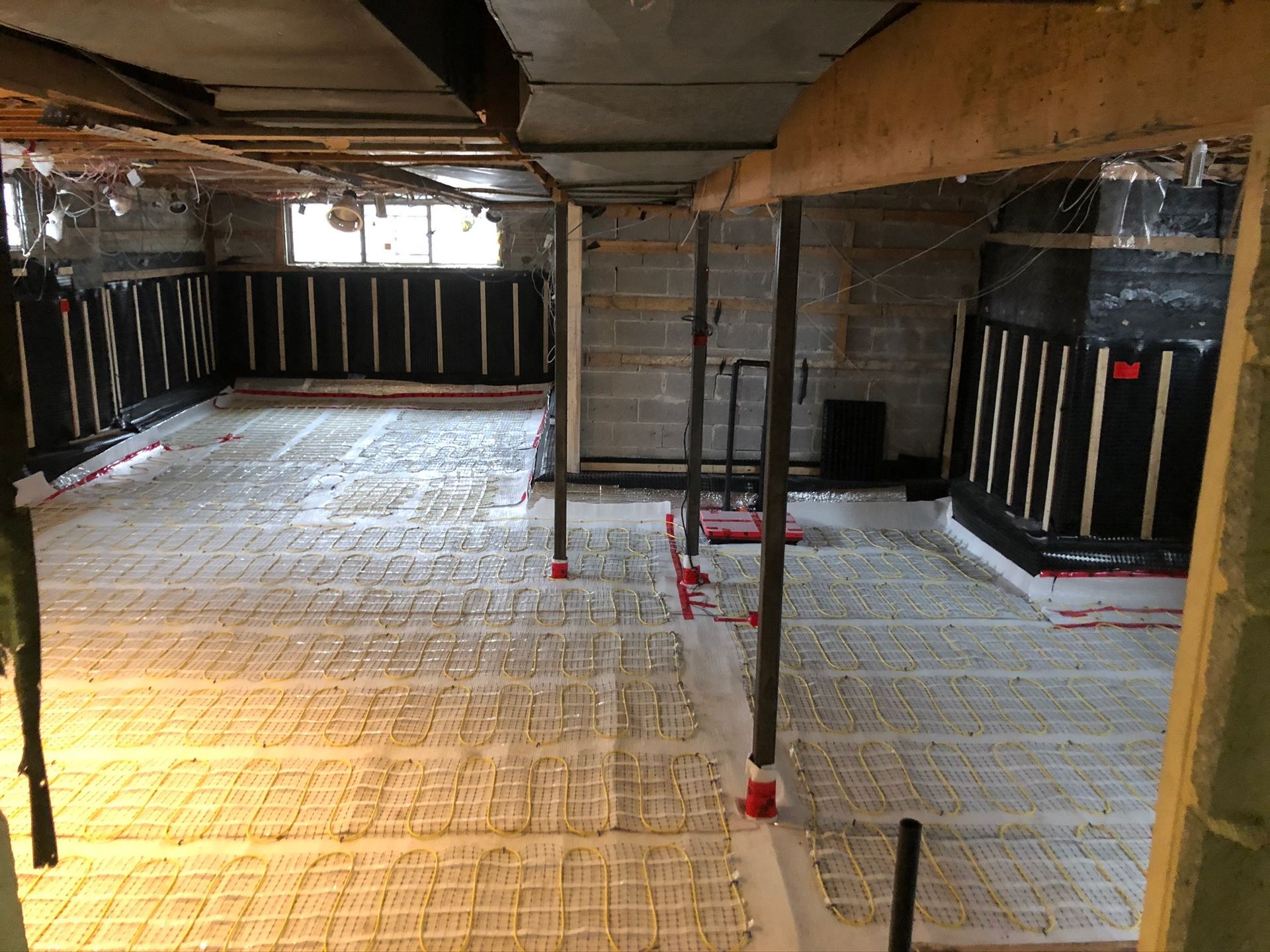 Sous-sol avec chauffage au sol, isolation des murs. Travaux en cours.
