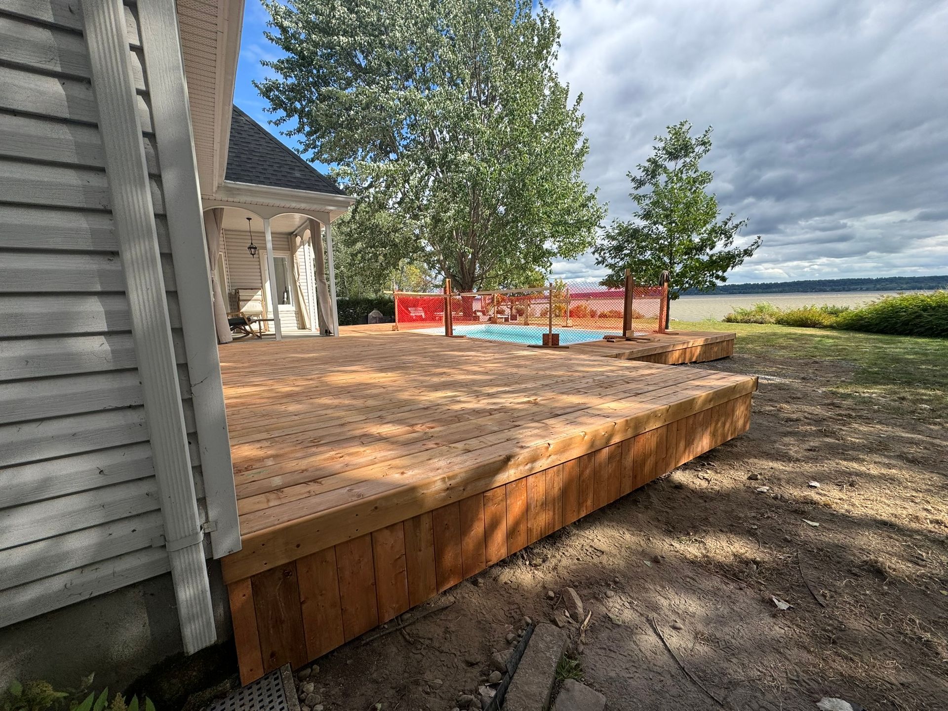 Construction d'une terrasse en bois &agrave; l'arri&egrave;re d'une maison
