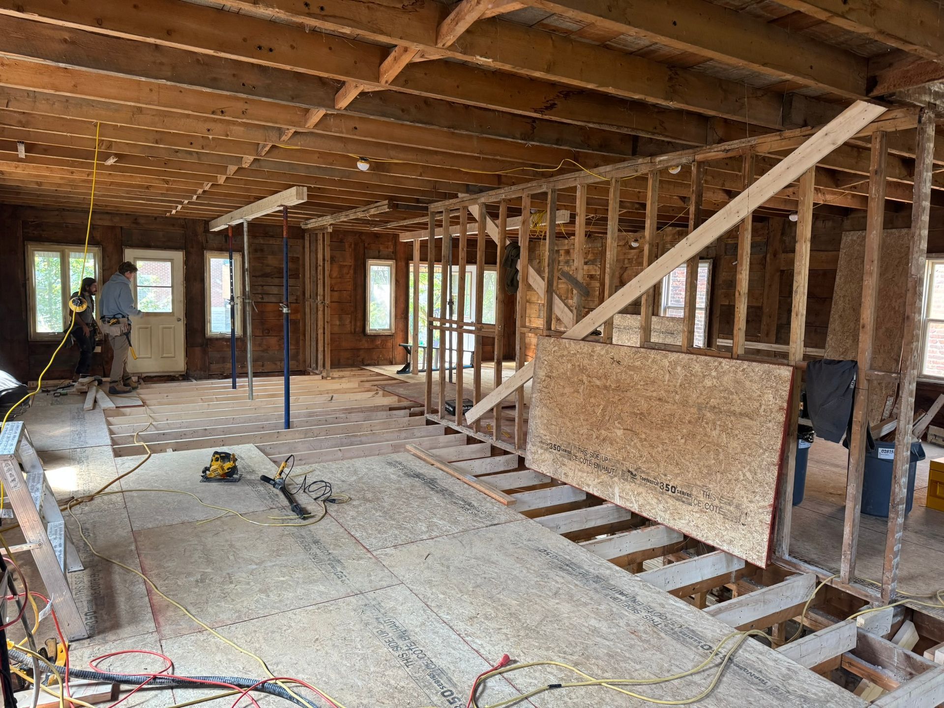 Charpente en bois &agrave; l'int&eacute;rieur d'une maison en r&eacute;novation