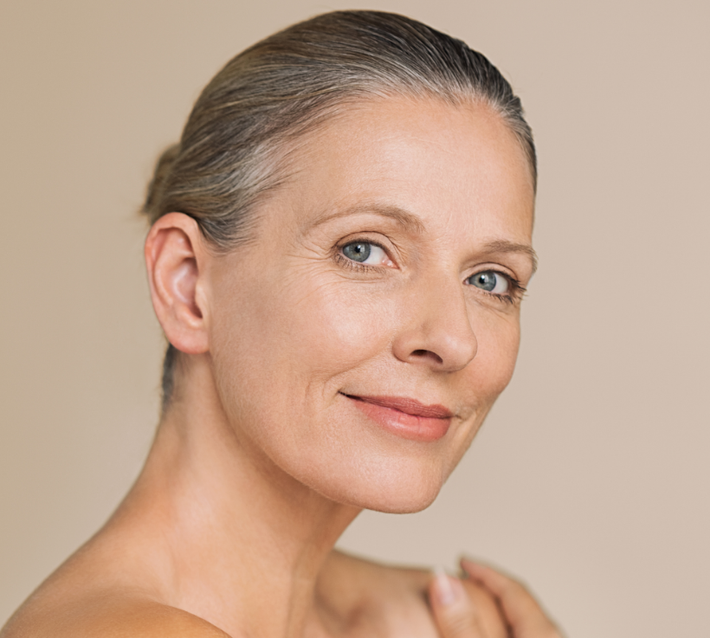 Eine Nahaufnahme des Gesichts einer Frau mit einem Lächeln im Gesicht.