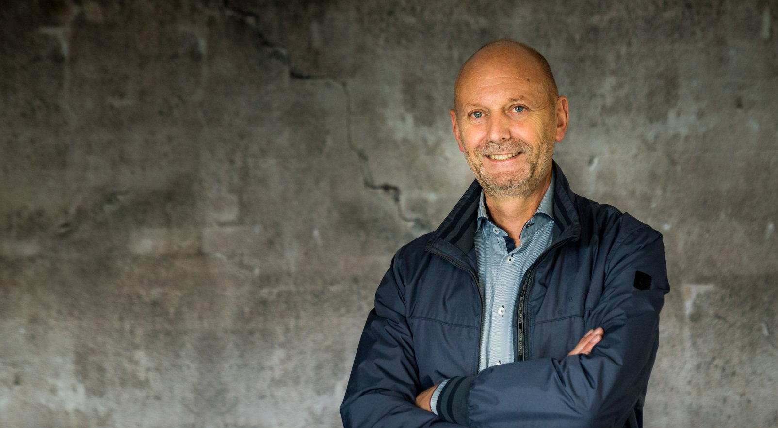 man met armen over elkaar