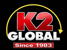 Logo K2 Global con testo rosso e bianco, freccia ad arco gialla e scritta 