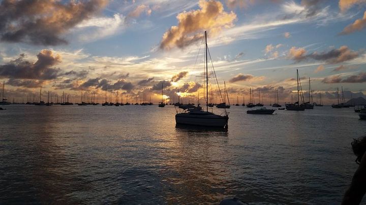 barca a vale al tramonto
