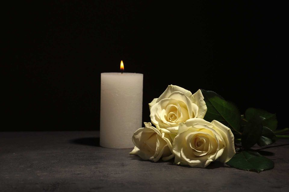 candele e rose bianche