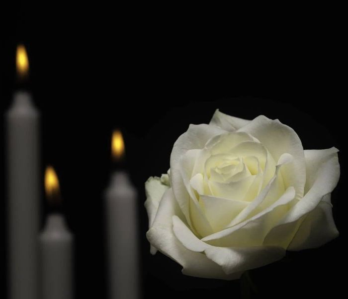candele con rosa