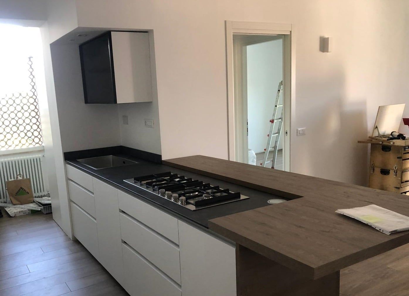cucina con piatto cottura a induzione