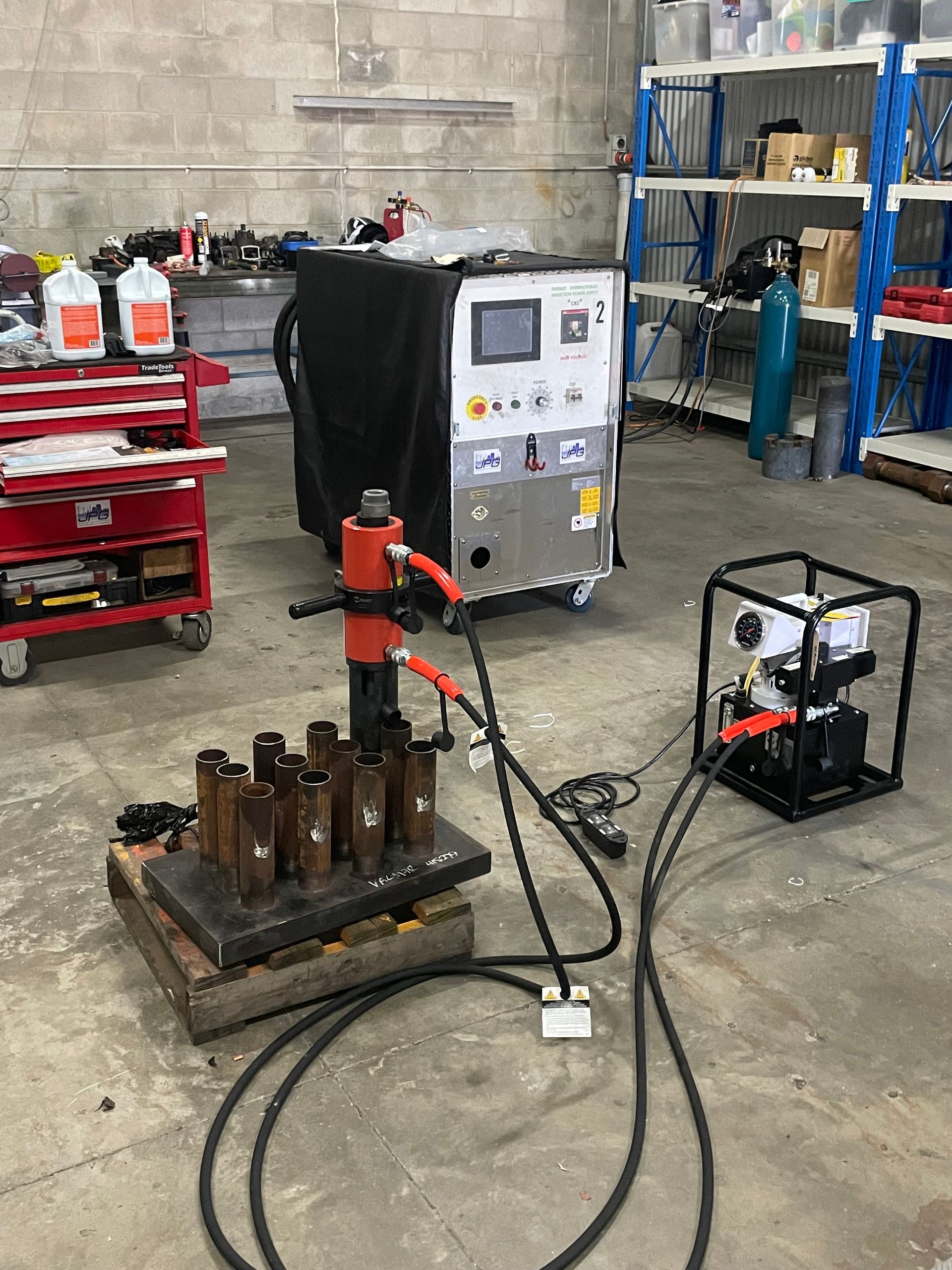 A machine is sitting on top of a pallet in a garage.