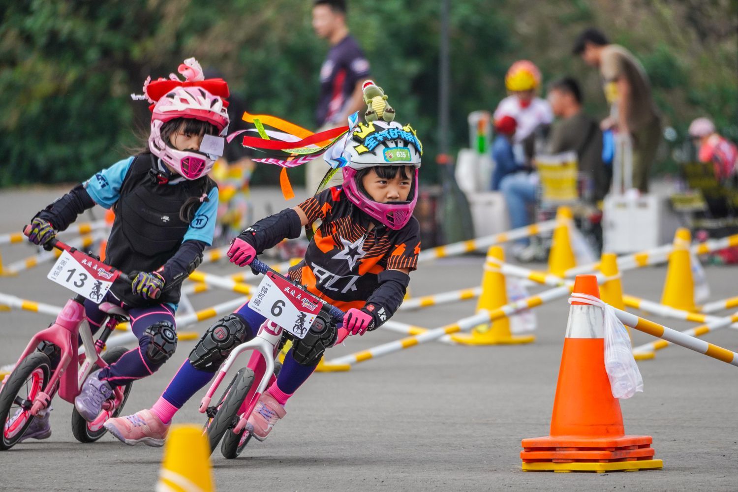 一群小孩子正在路上騎平衡車。
