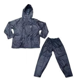 Chaqueta con capucha gris oscuro y pantalones a juego extendidos sobre un fondo blanco.
