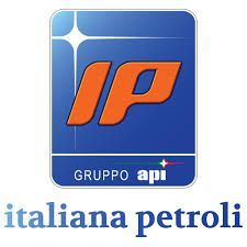 Logo della compagnia petrolifera IP: lettere arancioni 