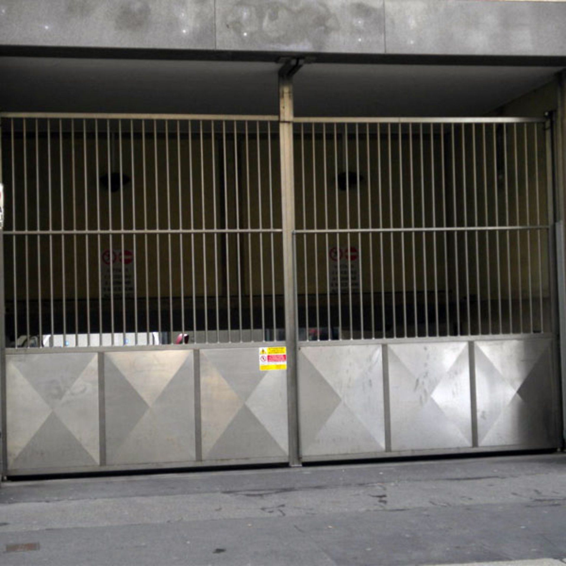 cancello di sicurezza robusto in ferro