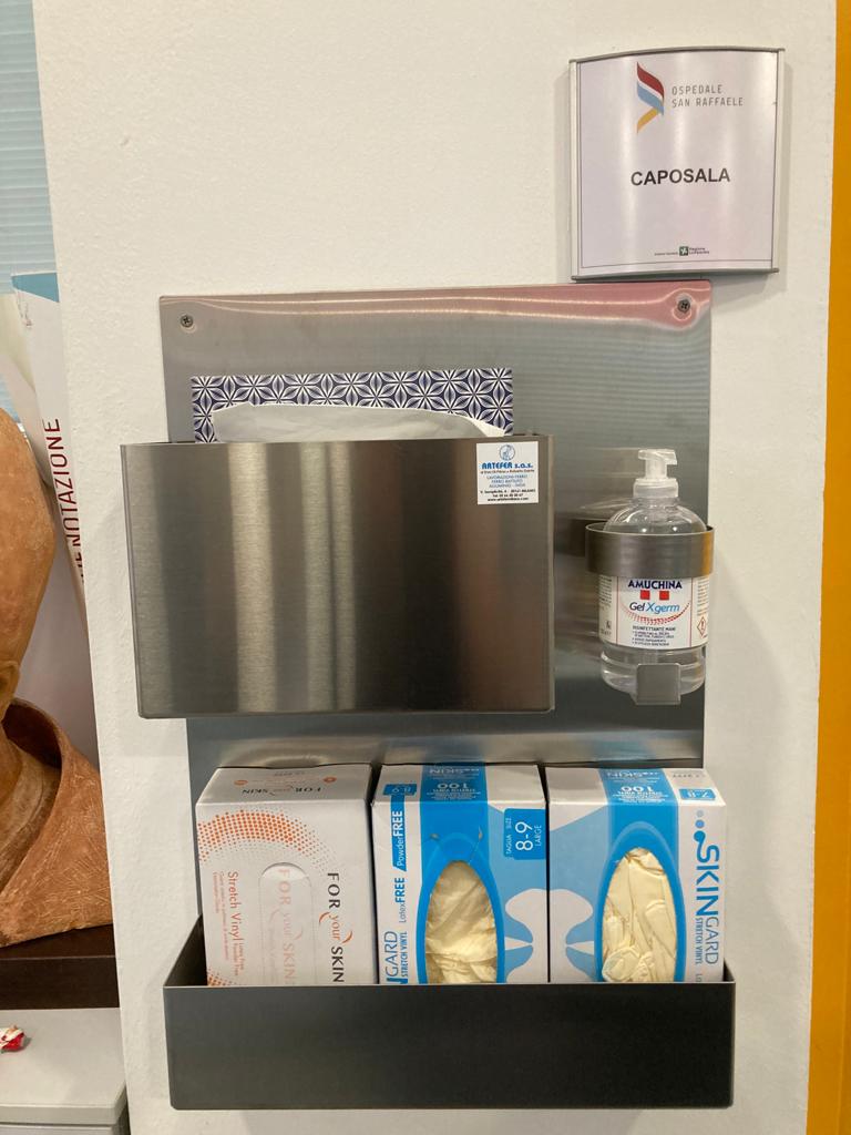 Supporto a muro per materiali sanitari e dispositivi medici