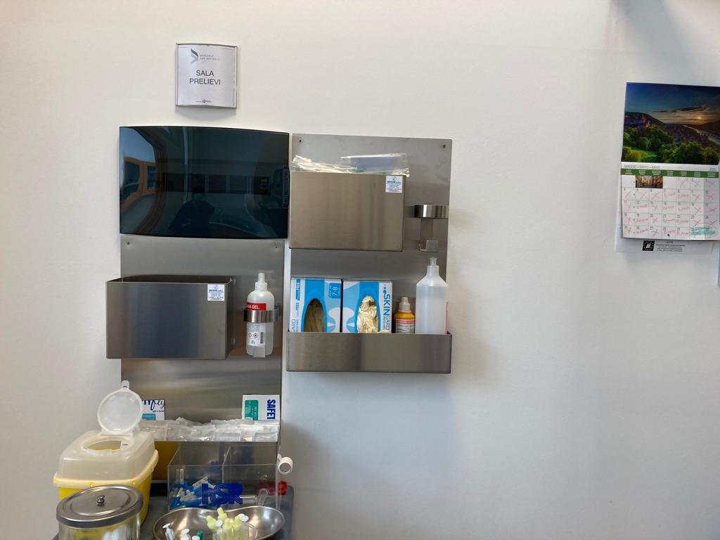 Supporto a muro per materiali sanitari e dispositivi medici
