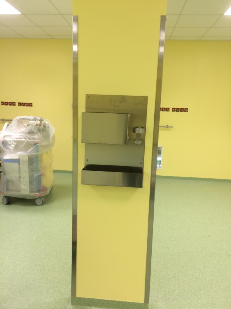 Particolare supporto a muro per materiali sanitari e dispostivi medici