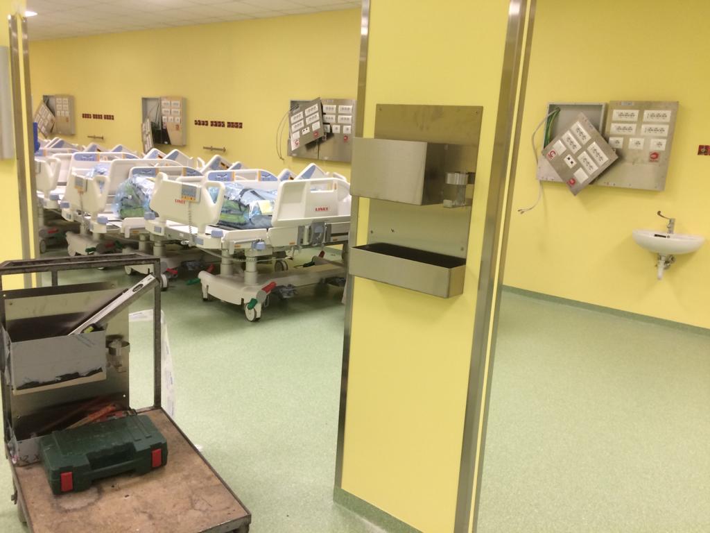 supporto a muro per materiali sanitari e dispositivi medici