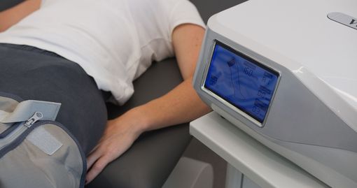 Una scatola nera con scritto hdlaser808