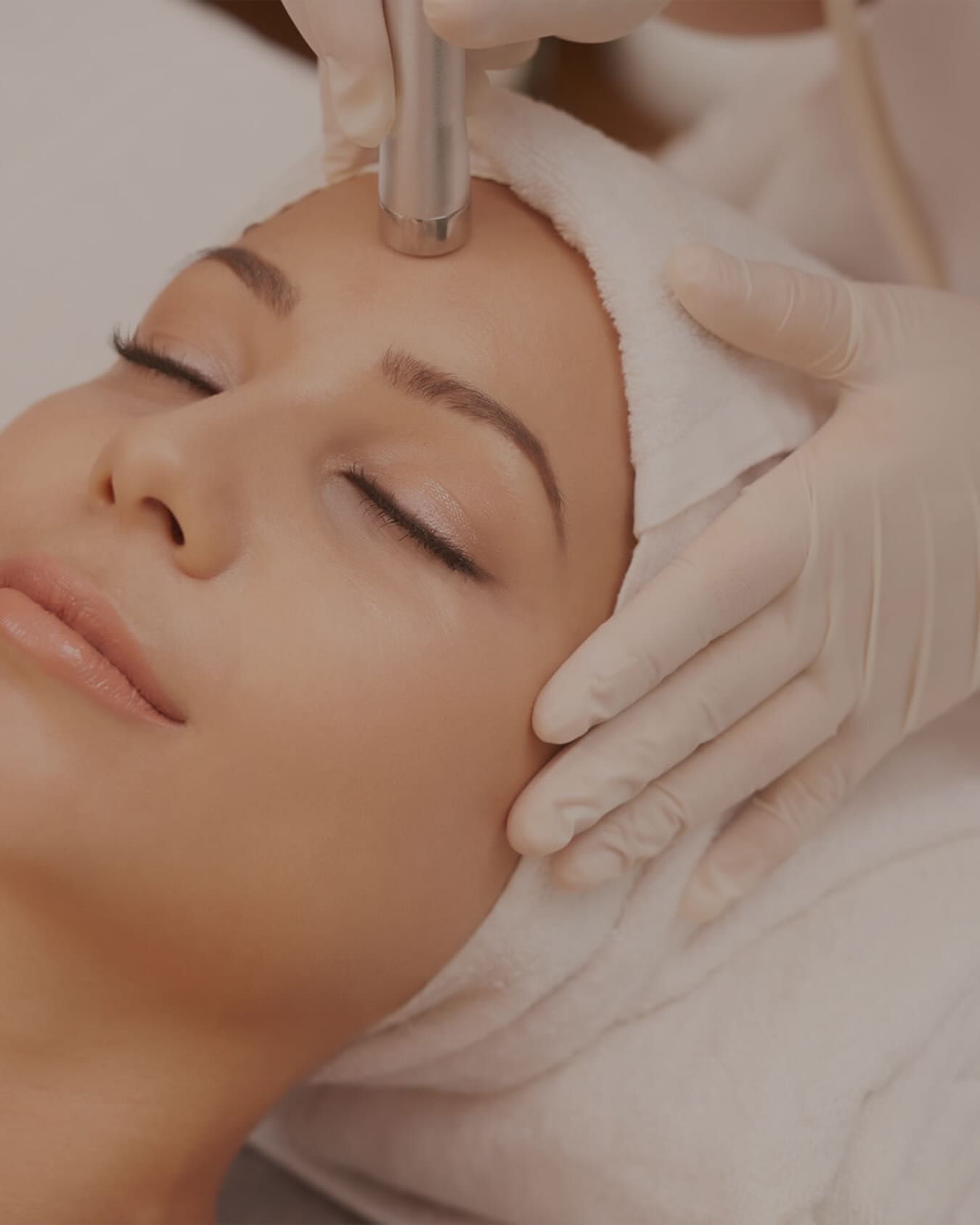 Una donna si sta sottoponendo a un trattamento viso in una spa.
