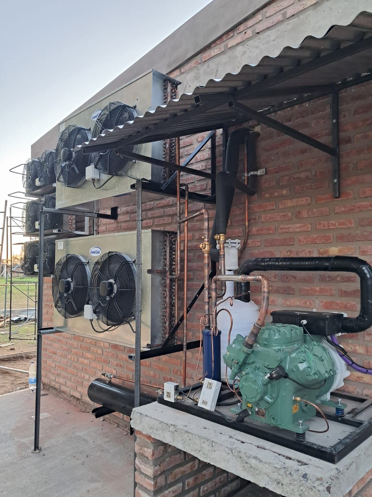 Un sistema de refrigeración industrial con dos unidades condensadoras montadas en la pared