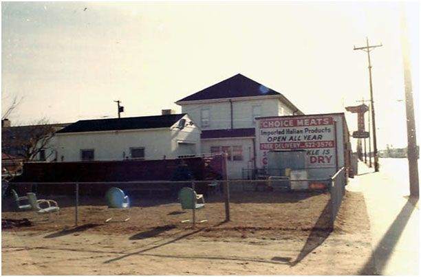 A building with a sign that says 