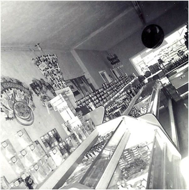 A black and white photo of the inside of a&lp foods in 1961