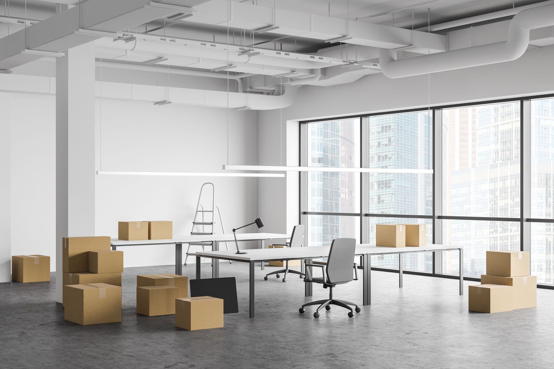 Un grand bureau vide avec beaucoup de cartons sur le sol.