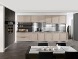 Cucina a parete con mobili chiari