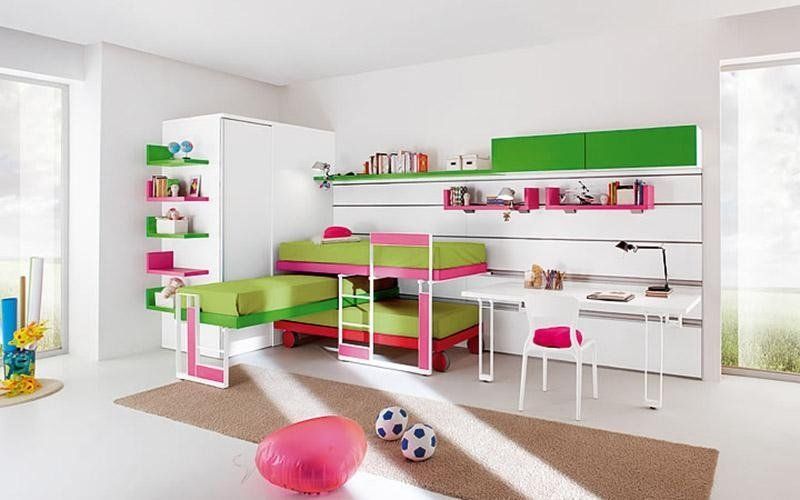 cameretta in toni di verde e rosa