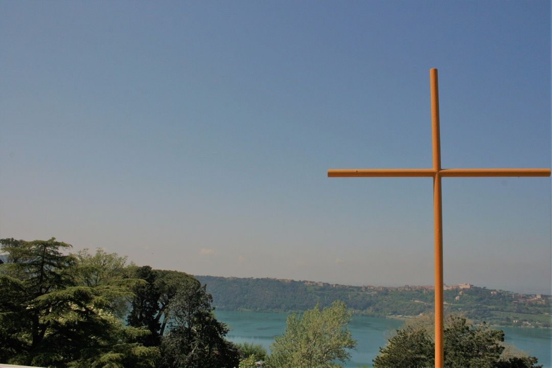 CROCE CON SFONDO SUL CIELO