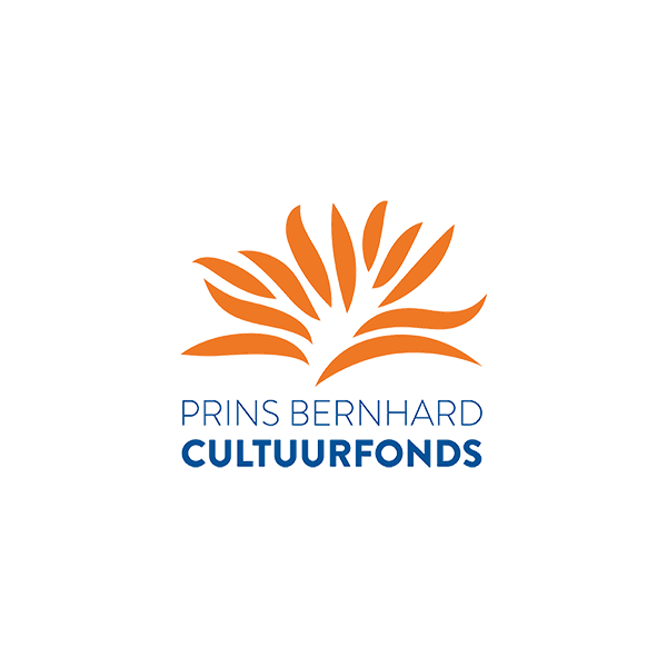 Het logo van het Prins Bernhard Cultuurfonds, met een oranje, gestileerd planticoon boven blauwe tekst.