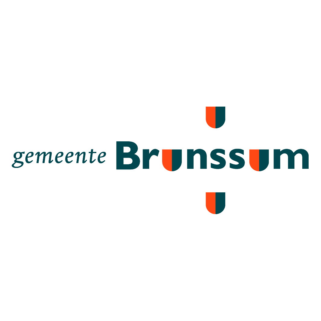 Logo voor de gemeente Brunssum met donkerblauwe tekst en oranje verticale accenten die een kruisvorm vormen.