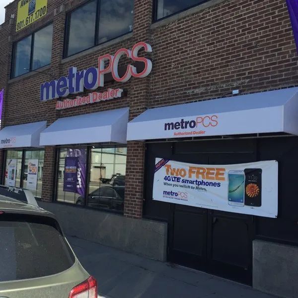 MetroPCS storefront with white awnings and a “Two Free 4G LTE smartphones” window banner.