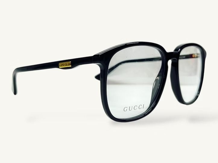 Occhiali da vista Gucci neri con montatura rettangolare su sfondo bianco.