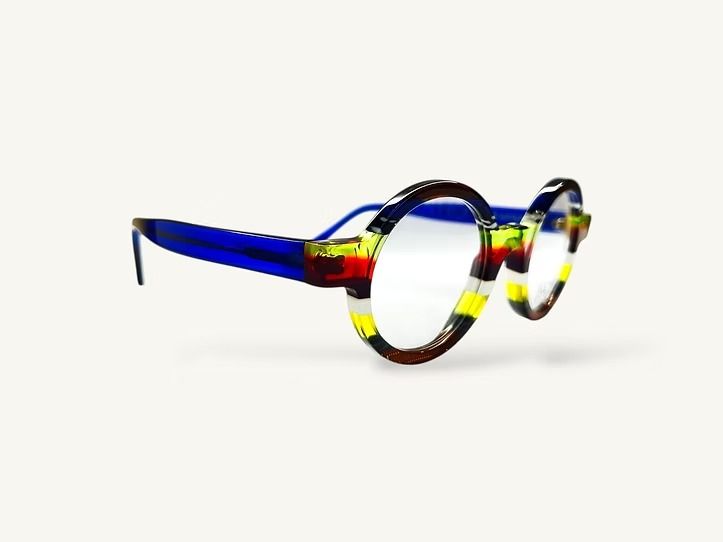 Occhiali rotondi e colorati con aste blu su sfondo bianco