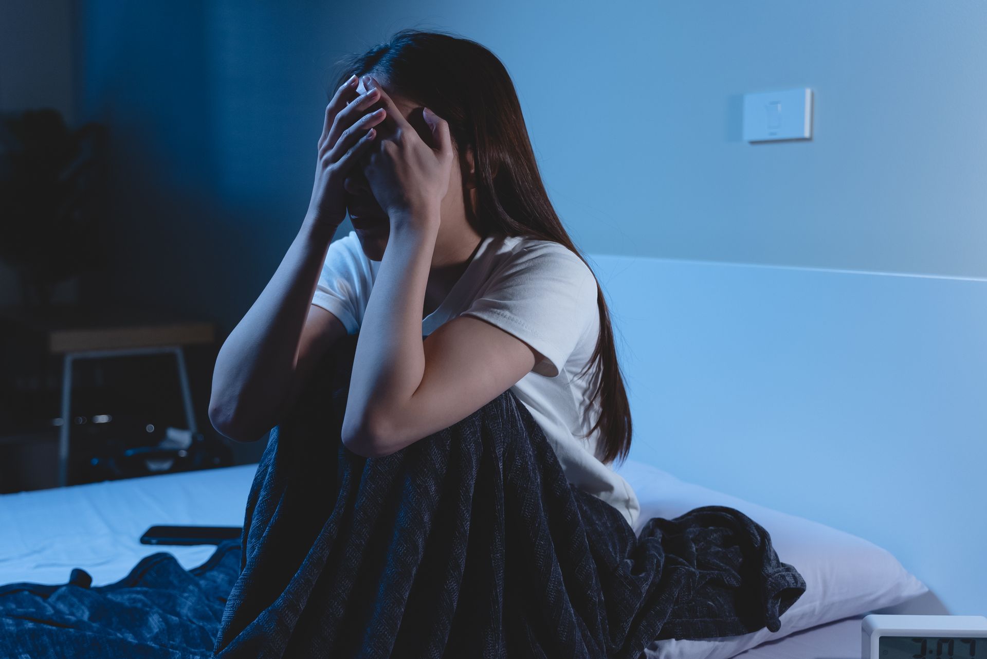 Femme encombrée dans la noirceur