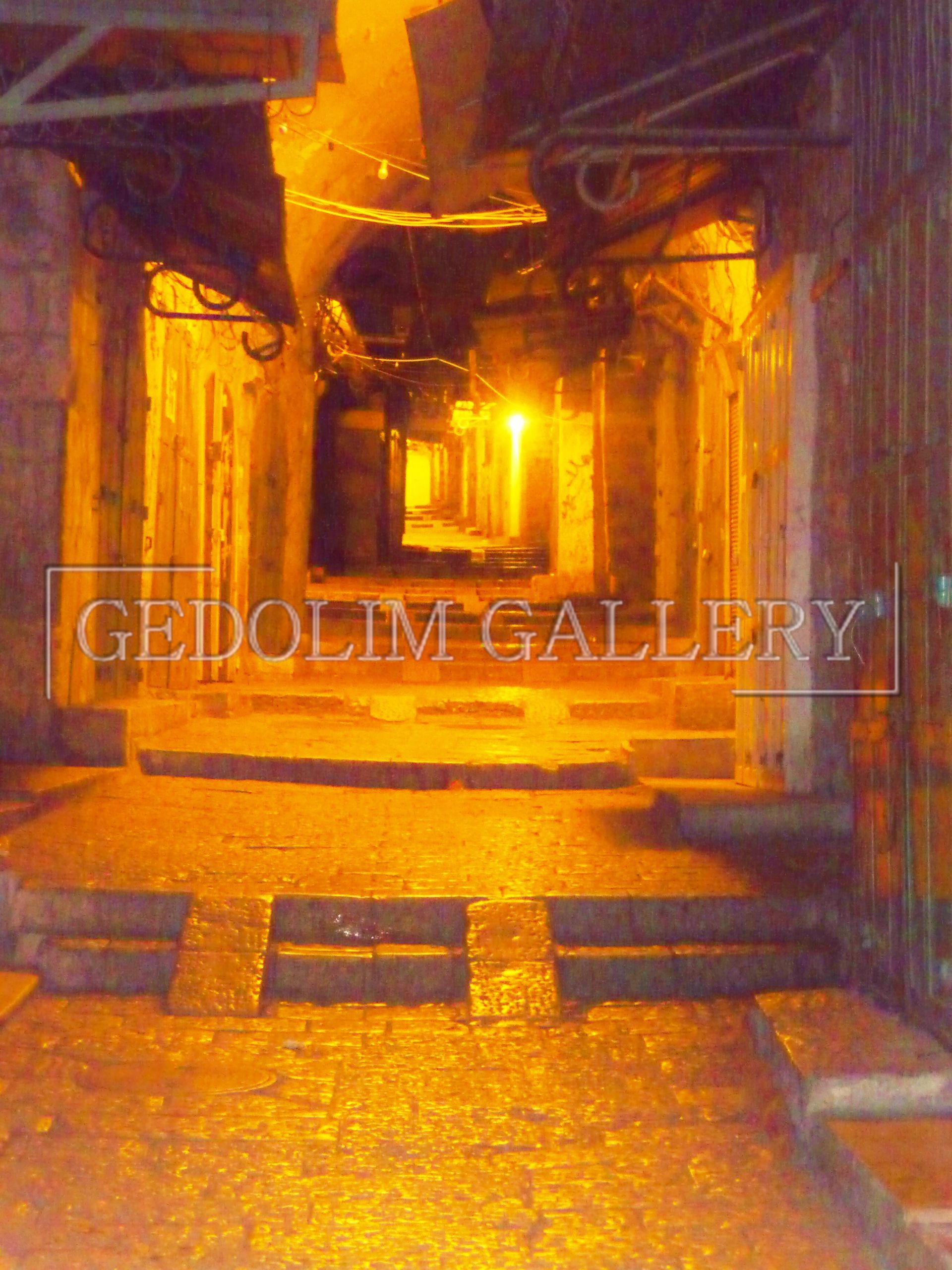 A photo of a narrow alleyway taken by gedolin gallery