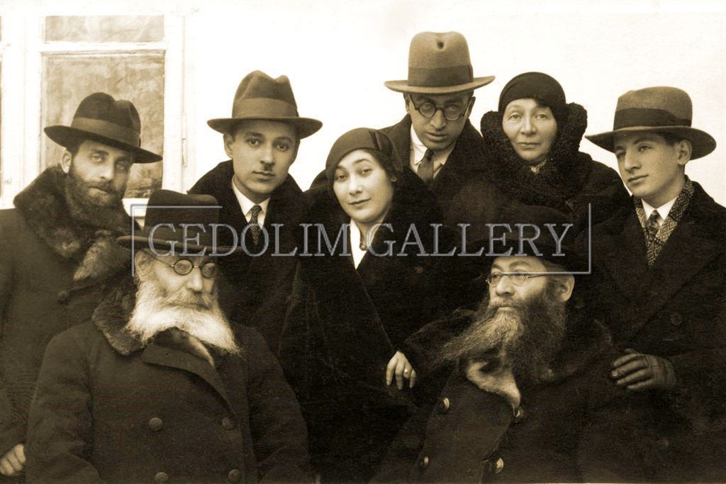 A group of people are posing for a picture and the caption reads gedolin gallery