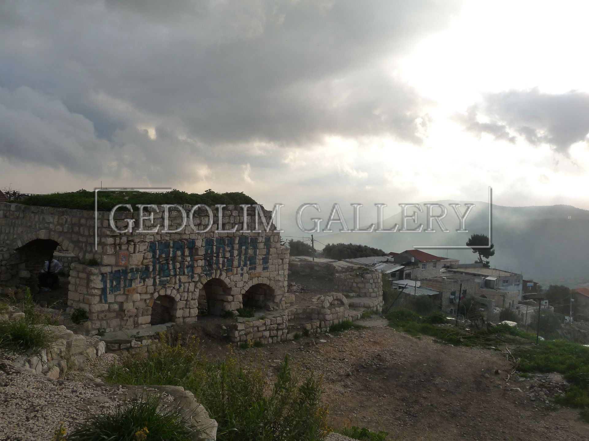 A picture of a building with the word gedolin gallery on it