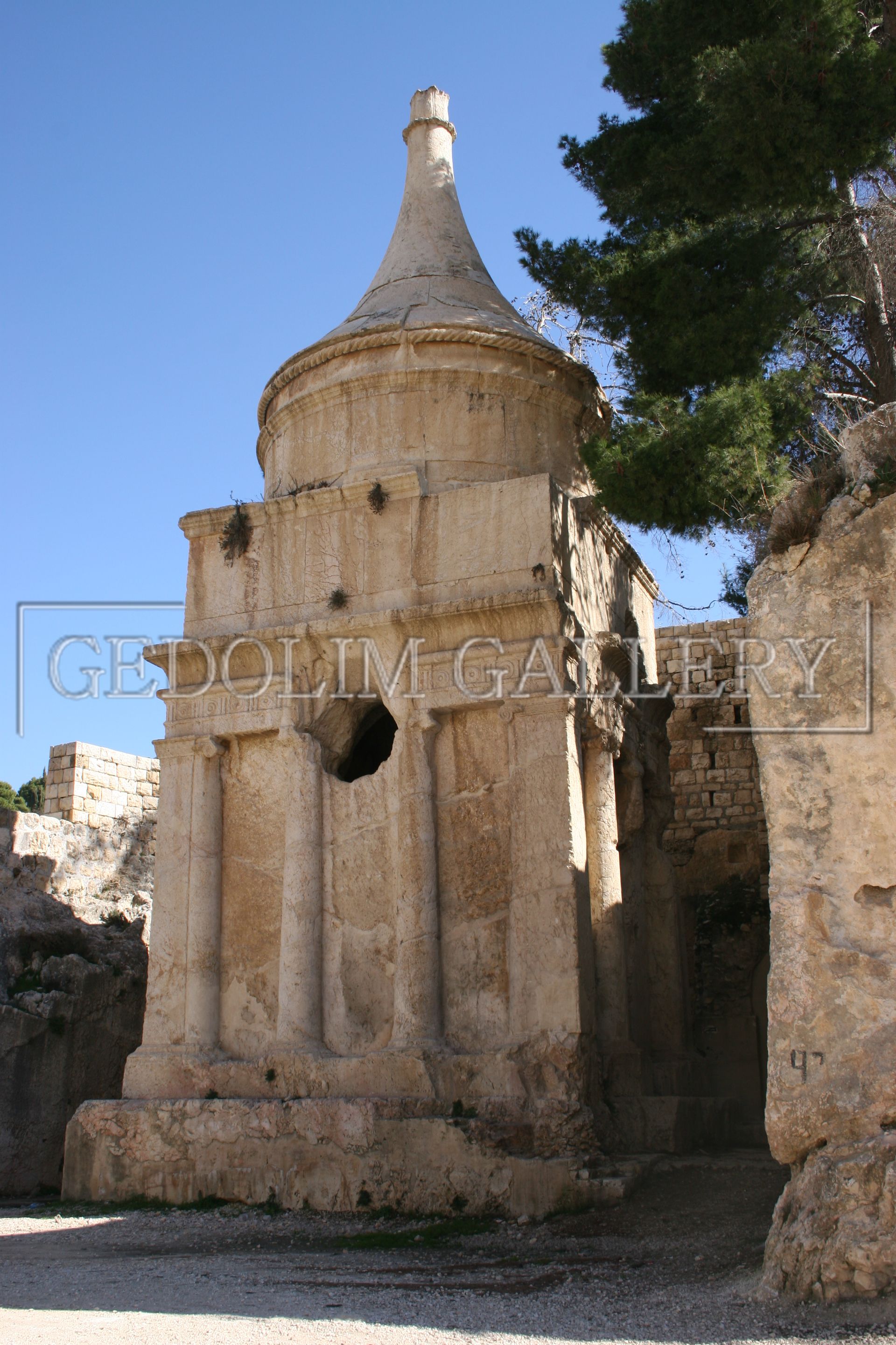 A very old building with the word gedoline gallery on the bottom