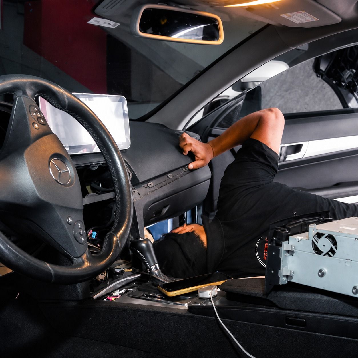 Persona tumbada en el asiento delantero de un coche