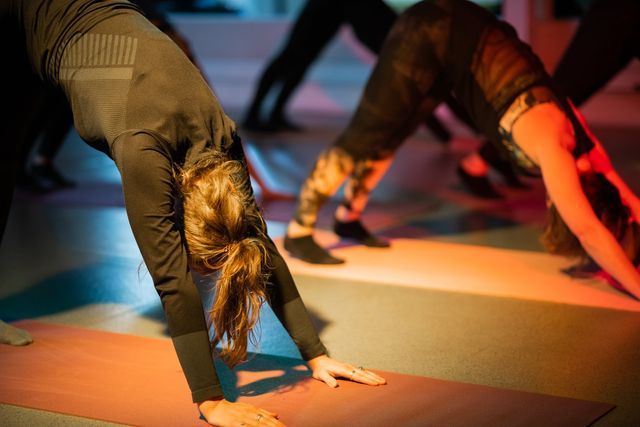 Een groep mensen doet yoga in een sportschool.