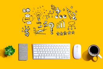 Diversos desenhos de marcadores de desempenho e gráficos, um teclado de computador, um mouse e uma caderneta de anotações.